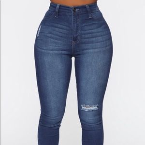 BRAND NEW JEANS WITH TAGS NEVER WORN 🔥